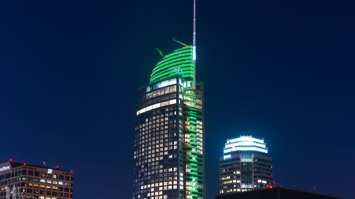 The Wilshire Grand Lights up the Los Angeles Skyline